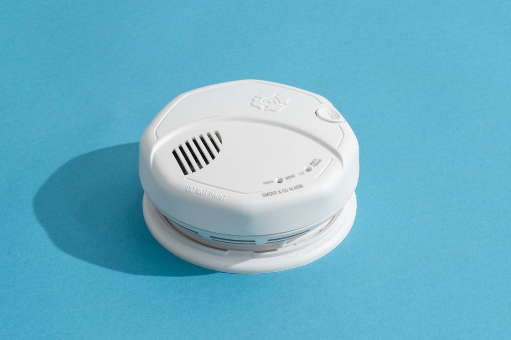 perlengkapan keamanan rumah: smoke detector