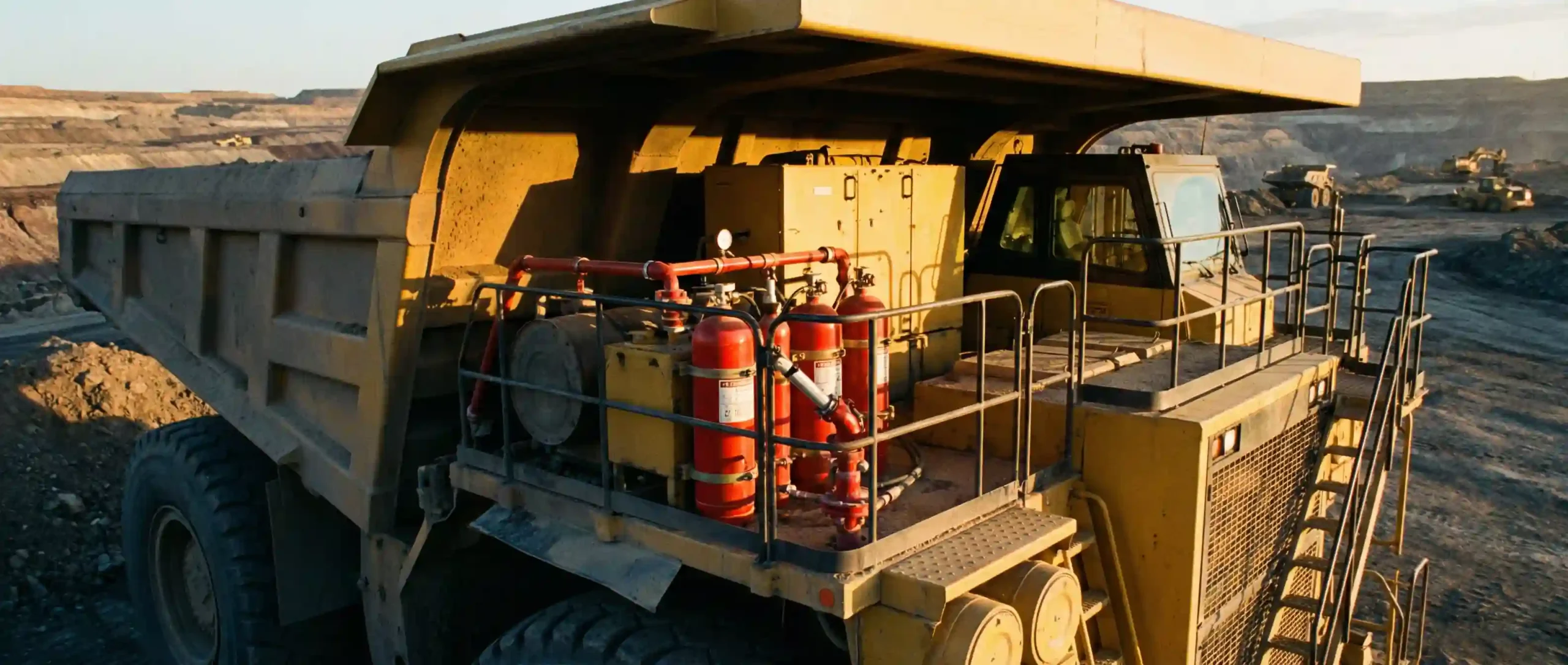 Instalasi sistem pemadam kebakaran tambang pada unit haul truck di area open pit.